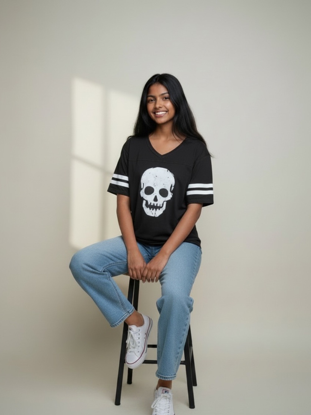 Vintage No Boundaries Black Skull V-Neck Varsity Tee Size Junior's XL 15-17